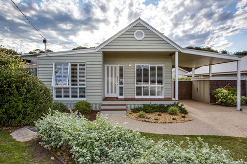 Cute Cottage On Cain - Beach At End Of Street - Accommodation Search 19
