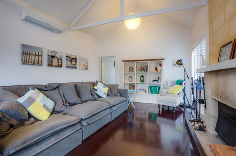 Cute Cottage On Cain - Beach At End Of Street - Accommodation Search 5