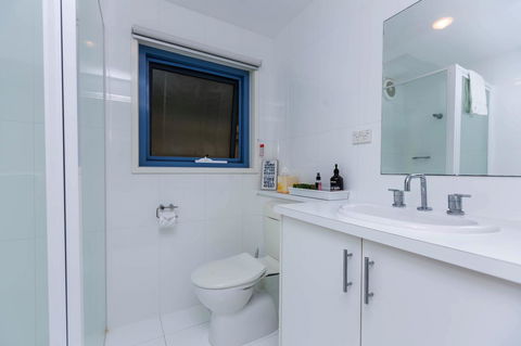 The Waterfront Apartment - Accommodation Search 11