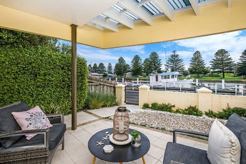 The Waterfront Apartment - Accommodation Search 0