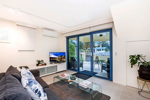 The Waterfront Apartment - Accommodation Search 9