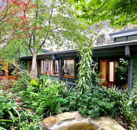 The Black Cockatoo - Secret Garden Mountains Home - Accommodation Search