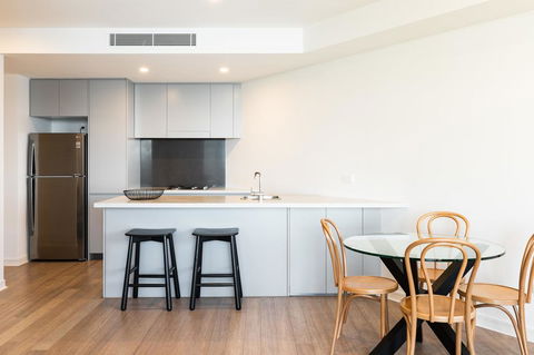 The Edge - Luxurious Waterfront Apartment - Accommodation Search 2