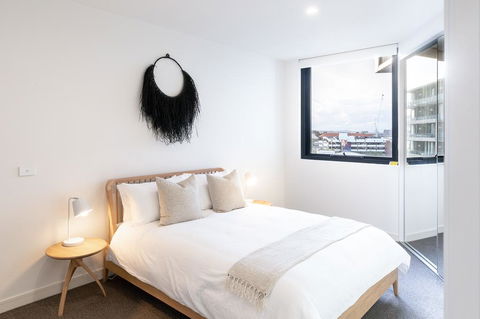 The Edge - Luxurious Waterfront Apartment - Accommodation Search 3