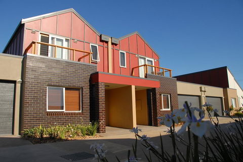 The Lakes Apartments - Accommodation Search 0