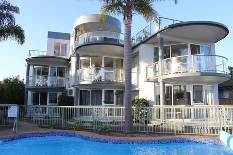 The Palms Apartments - Accommodation Search 2