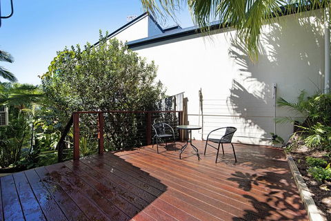 THE VIEW, TUGUN - 4 Bedrooms - Sea Views - Private Heated Pool - Accommodation Search 1