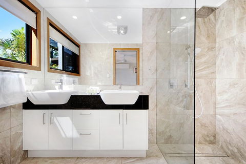 THE VIEW, TUGUN - 4 Bedrooms - Sea Views - Private Heated Pool - Accommodation Search 2