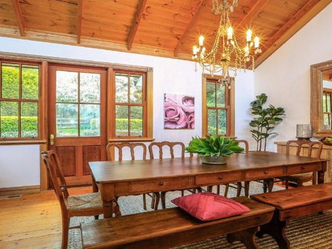 Treetops - Elegant, Inviting, Designer, Cedar Home - Accommodation Search 3