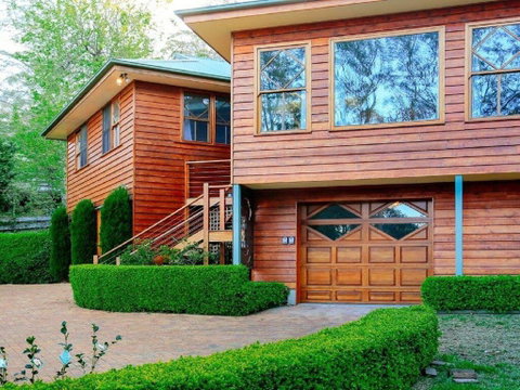 Treetops - Elegant, Inviting, Designer, Cedar Home - Accommodation Search 2