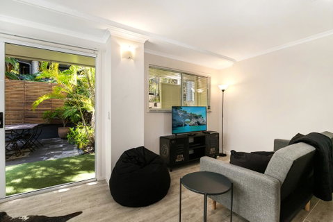 Tropical Townhouse With Two Courtyards And Pool - Accommodation Search 0