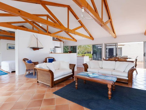 Unit 1 44 Danalene Pde Fantastic Waterfront Property With Air Con - Accommodation Search 1