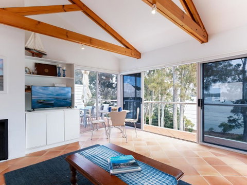 Unit 1 44 Danalene Pde Fantastic Waterfront Property With Air Con - Accommodation Search 3