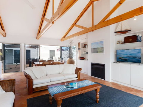 Unit 1 44 Danalene Pde Fantastic Waterfront Property With Air Con - Accommodation Search 2