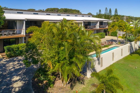 Unit 1 Rainbow Surf - Modern, Two Storey Townhouse With Large Shared Pool, Close To Beach And Shop - Accommodation Search 3