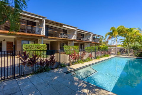Unit 1 Rainbow Surf - Modern, Two Storey Townhouse With Large Shared Pool, Close To Beach And Shop - Accommodation Search 1