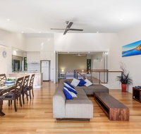 Unit 1 Rainbow Surf - Modern two storey townhouse with large shared pool close to beach and shop - Accommodation Search
