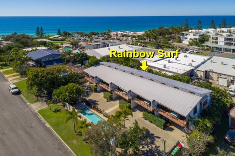 Unit 1 Rainbow Surf - Modern, Two Storey Townhouse With Large Shared Pool, Close To Beach And Shop - Accommodation Search 2