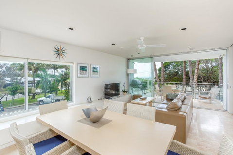 Unit 105 Plantation - Rainbow Beach, Plantation Resort, Second Floor, Aircon, Pool, Spa - Accommodation Search 2