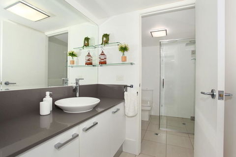Unit 2 Point Break Apartments, 1-3 Point Arkwright, Linen Incl - Accommodation Search 3