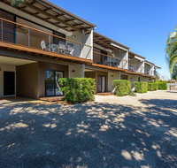 Unit 2 Rainbow Surf - Modern double storey townhouse with large shared pool close to beach and shops - Accommodation Search