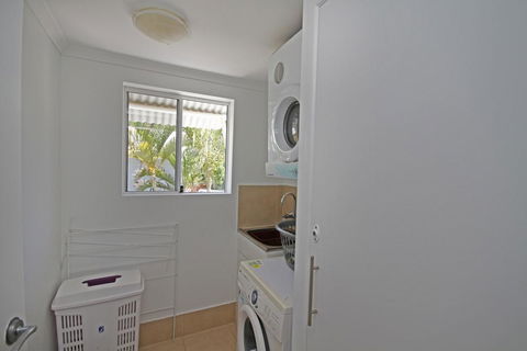 Unit 2, Beach Gallery, 9 Andrew Street Point Arkwright, 500 BOND, LINEN SUPPLIED - Accommodation Search 2