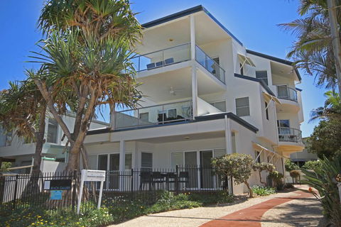 Unit 2, Beach Gallery, 9 Andrew Street Point Arkwright, 500 BOND, LINEN SUPPLIED - Accommodation Search 0