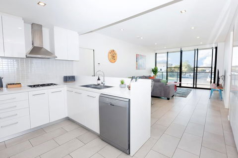 Urban Jungle! Executive Apartment In Heart Of CBD - Accommodation Search 3