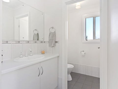 VALLEY VIEWS - 10 Valley Heights Drive - Accommodation Search 1