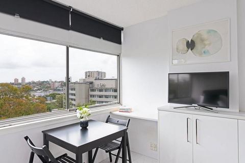 Views To Die For// Studio Rushcutters Bay // Free Parking - Accommodation Search 3