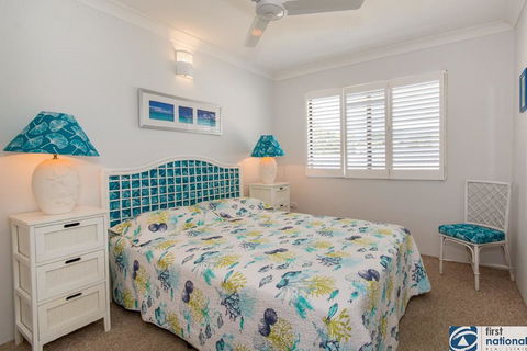 VIEWS VIEWS VIEWS! Front Top Floor Waterfront Unit - Chnook Apartments South Esp, Bongaree - Accommodation Search 2