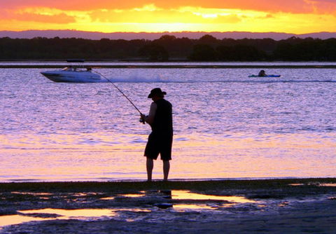 VIEWS VIEWS VIEWS! Front Top Floor Waterfront Unit - Chnook Apartments South Esp, Bongaree - Accommodation Search 1