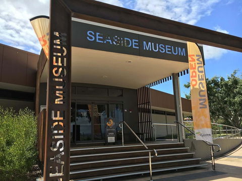 VIEWS VIEWS VIEWS! Front Top Floor Waterfront Unit - Chnook Apartments South Esp, Bongaree - Accommodation Search 3