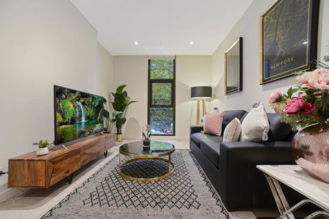 Walking To Darling Harbour, ICC,QVB, Shopping Mall - Accommodation Search 0