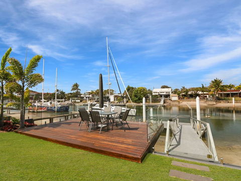 WATERFRONT HOME BORDERING MOOLOOLABA - Accommodation Search 1