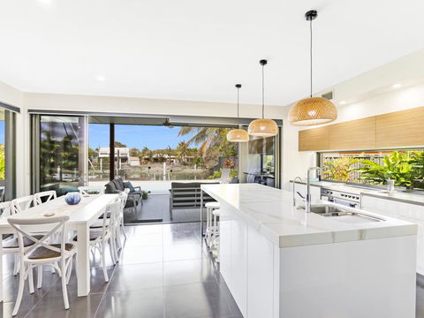 WATERFRONT HOME BORDERING MOOLOOLABA - Accommodation Search 3