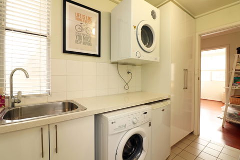 Colour Pop Fitzroy - 3 Bedroom Pet Friendly - Accommodation Search 19