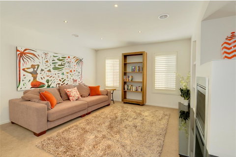 Newington Lakehouse - Accommodation Search 16