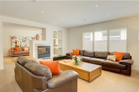 Newington Lakehouse - Accommodation Search 13