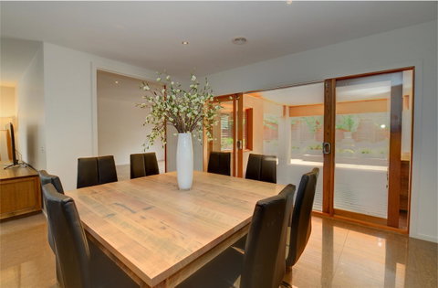 Newington Lakehouse - Accommodation Search 18
