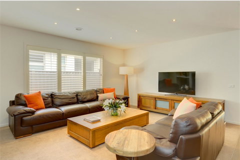 Newington Lakehouse - Accommodation Search 9