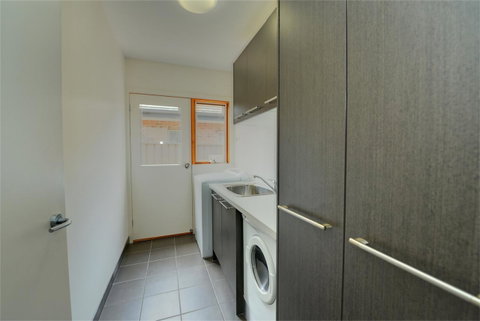 Newington Lakehouse - Accommodation Search 3