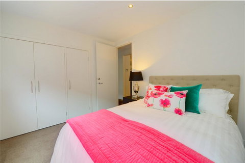 Newington Lakehouse - Accommodation Search 12