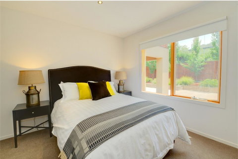 Newington Lakehouse - Accommodation Search 6