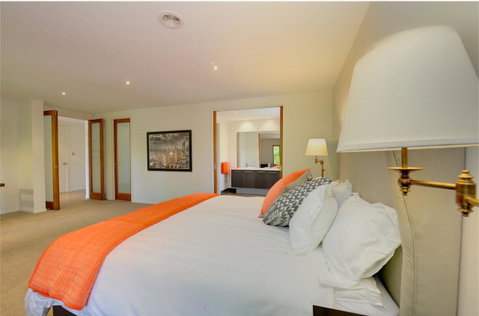 Newington Lakehouse - Accommodation Search 4