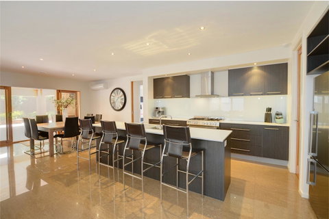 Newington Lakehouse - Accommodation Search 5