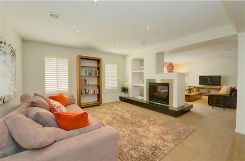 Newington Lakehouse - Accommodation Search 8