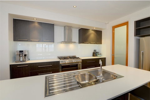 Newington Lakehouse - Accommodation Search 17