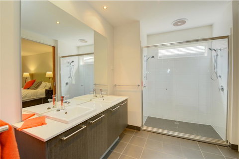 Newington Lakehouse - Accommodation Search 10
