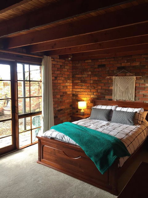 Bricks And Roses - Accommodation Search 14